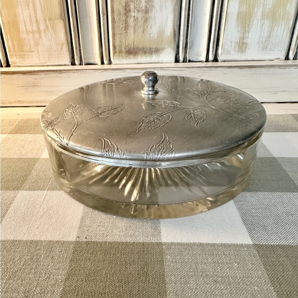 VINTAGE, DIVIDED GLASS DISH WITH A METAL LID. VERY NICE, PREOWNED CONDITION. - Picture 3 of 11